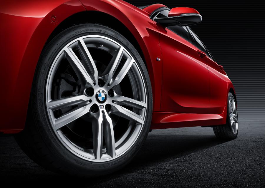 Колеса BMW 120i M Sport Sedan (F52) 2019 года  (CN) (фото 5 из 7)